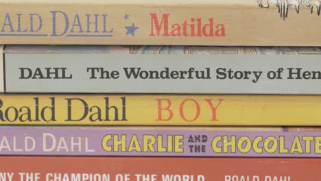 Roald-Dahl-Bücher-Isoliert-Auf-Weißem-Hintergrund