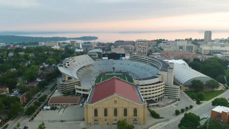 Lufteinflug,-Camp-Randall-Stadium,-Heimstadion-Der-Wisconsin-Badgers-Football-Mannschaft