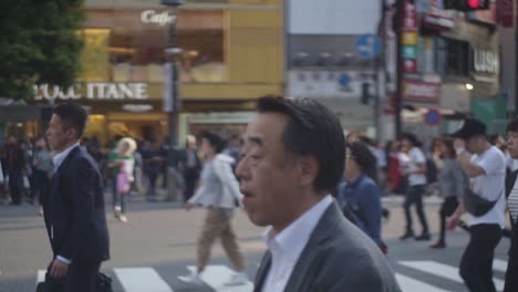 Slowmotion-of-People-Walking-Across-On-Shibuya-Famous-Crossing-Street-In-Tokyo,-Japan---Slow-Motion