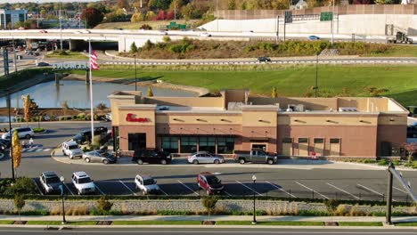 Antena-De-Comida-Rápida-Chick-fil-a-Al-Lado-De-Autopistas-Transitadas,-Come-Más-Pollo