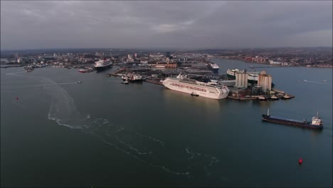 Vista-Aérea-Sobre-El-Puerto-De-Southampton