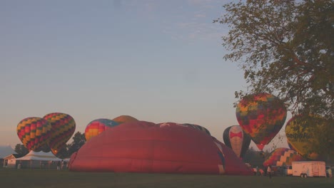 Ein-Zeitraffer-Von-Heißluftballons,-Die-Sich-An-Einem-Sommermorgen-Bei-Einem-Heißluftballonfestival-Füllen