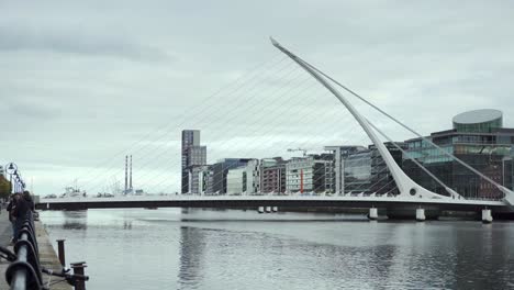 Famoso-Puente-Samuel-Beckett-En-Dublín-Con-Diseño-De-Arpa