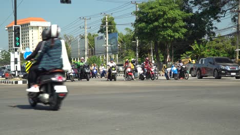 Traffic-stop-waiting-for-light-change-in-Chiang-Mai,-Thailand