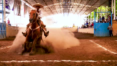 Charros,-Vaqueros-Mexicanos-Que-Realizan-Trucos-Durante-Una-Charreada,-Una-Competencia-De-Jinetes