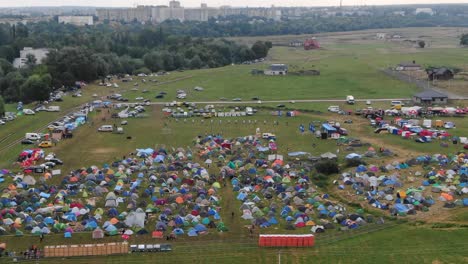 Vista-Aérea-De-Carpas-Multicolores-Colocadas-En-Un-Campo-En-Un-Festival-De-Música