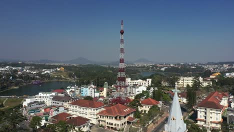 Drohnenaufnahme-Des-Mini-Eiffelturms-Und-Des-Kirchturms-In-Da-Lat-Oder-Dalat-Im-Zentralen-Hochland-Vietnams-An-Einem-Sonnigen-Tag