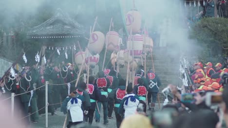 Gente-Celebrando-Y-Viendo-El-Festival-Teppo-Matsuri-En-La-Ciudad-De-Chichibu-En-El-Norte-De-Tokio-En-Japón