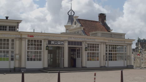 Pan-past-Amsterdam-visitor-centre