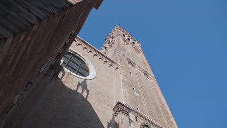 Aufschlussreiche-Nahaufnahme-Des-Kirchturms-Der-Basilica-Di-Frari-An-Einem-Sonnigen-Tag-In-Venedig