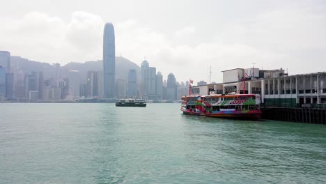 Centro-Cultural-De-Hong-Kong-Hasta-El-Muelle-Tsim-Sha-Tsui,-Con-El-Puerto-Victoria-En-El-Horizonte