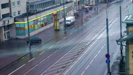 Calle-Concurrida-Temprano-En-La-Mañana-Timelapse-Aéreo-Con-Peatones,-Automóviles,-Tranvías-Y-Autobuses