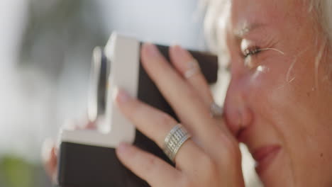 Schöne-Frau-Fotografiert-Mit-Polaroid-In-Zeitlupe,-Nahaufnahme