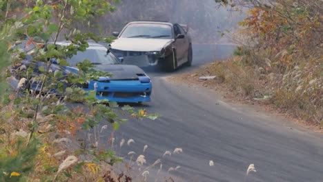 Nissan-Silvia-Drift-Autos-Driften-Auf-Schmaler-Straße-An-Wunderschöner-Lage