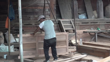 Katmandú,-Nepal---16-De-Noviembre-De-2019:-Un-Hombre-Construyendo-Una-Puerta-De-Madera