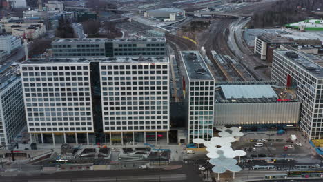 Antenne,-Verfolgung,-Drohnenaufnahme-Des-Einkaufszentrums-Tripla-Und-Des-Bahnhofs-Pasila-An-Einem-Teilweise-Sonnigen-Abend-In-Helsinki,-Finnland