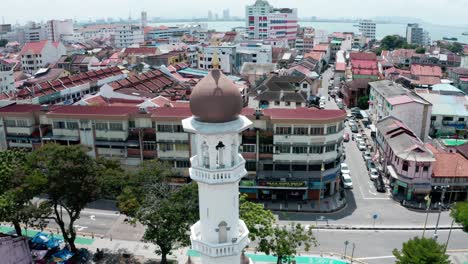 Kapitan-Keling-Moschee-Minarettturm-Im-George-Town-Gebiet-Der-Insel,-Luftdrohne-Umkreist-Schuss