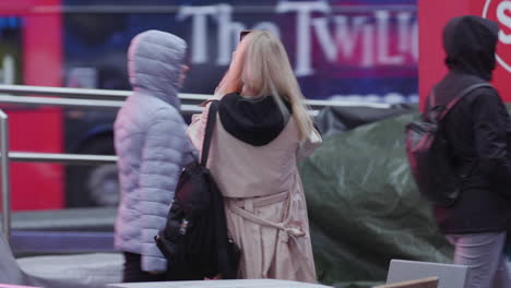 Una-Mujer-Tomando-Un-Video-En-Su-Teléfono-Inteligente-En-Times-Square,-Nueva-York