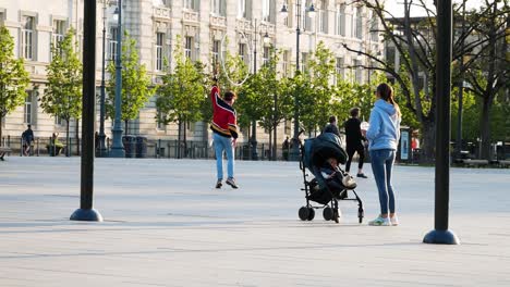 Straßenakrobat-In-Der-Innenstadt-Von-Vilnius,-Der-Hauptstadt-Litauens