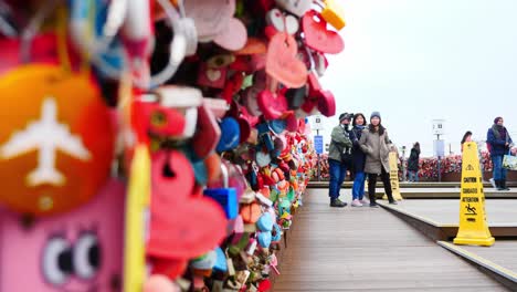 Buntes-Liebesvorhängeschloss,-Das-An-Der-Schiene-Am-Namsan-Tower-In-Seoul,-Südkorea,-Hängt