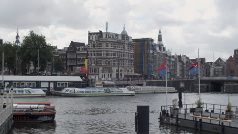 Incline-Hacia-El-Canal-En-El-Centro-Histórico-De-La-Ciudad-De-Amsterdam