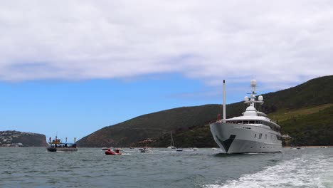 Eine-Flottille-Von-Booten-Heißt-Die-Luxusyacht-Mv-Katharine-Im-Hafen-Von-Knysna-Willkommen