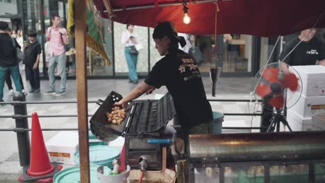 Un-Vendedor-Ambulante-Japonés-De-Comida-Haciendo-Comida-Durante-El-Famoso-Festival-Gion-Matsuri-En-Kyoto,-Japón---Plano-Medio