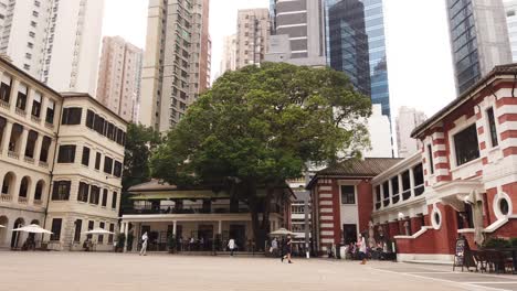 Recinto-De-La-Antigua-Estación-Central-De-Policía-De-Hong-Kong-Con-Gente-Pasando