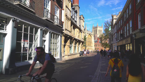 Cambridge,-Inglaterra,-Alrededor-De:-Calle-Con-Vista-A-La-Universidad-En-Cambridge,-Reino-Unido