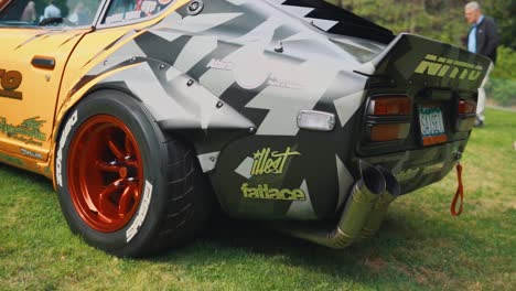 Toma-De-Arco-De-Nissan-240z-Coupe-Bellamente-Modificado-En-Una-Exhibición-De-Autos-De-Lujo