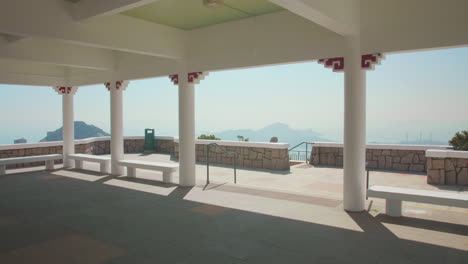 Dolly-Shot-Von-Einem-Chinesischen-Pavillon,-Der-Auf-Dem-Gelände-Der-Ehemaligen-Berghütte-Errichtet-Wurde