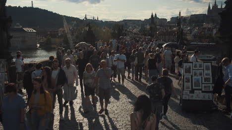 Vista-De-ángulo-Alto-De-Turistas-Caminando-En-El-Puente-Charles-Praga,-República-Checa