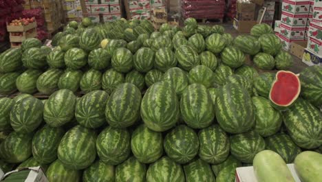 Sandías-En-Exhibición-En-El-Mercado-Central-De-Frutas-Y-Verduras-En-Manama,-Bahrein