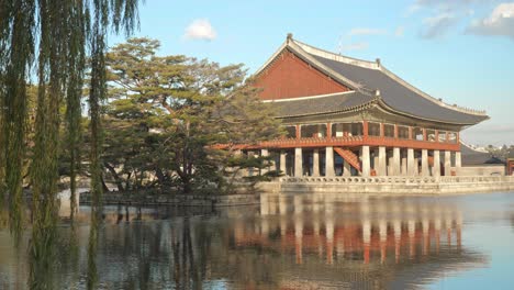 Royal-Palace-Of-Gyeongbokgung,-A-Popular-Tourist-Attraction-In-South-Korea