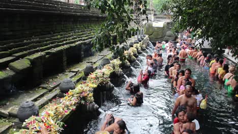 Menschen,-Die-Ein-Rituelles-Reinigungsbad-Im-Wassertempel-Tirta-Empul-Nehmen