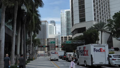 Tráfico-Diario-En-El-Centro-De-Miami-Durante-El-Brote-De-Coronavirus,-Florida,-Ee.uu.