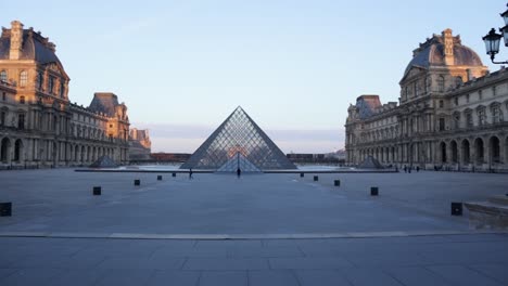 Museo-Del-Louvre-Fuera-De-La-Cancha-Lenta-De-Entrada-Amplia-Con-Dos-Personas-En-El-Encuadre-Durante-La-Madrugada