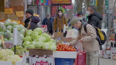 Peatones-Con-Máscaras-Faciales-Mientras-Compran-Frutas-Y-Verduras-En-El-Barrio-Chino