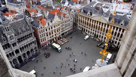 Draufsicht-Vom-Rathausturm-Mit-Blick-Auf-Den-Grand-Place-Mit-Menschen-Und-Fahrzeugen-Darunter,-Handwagen-In-Zeitlupe