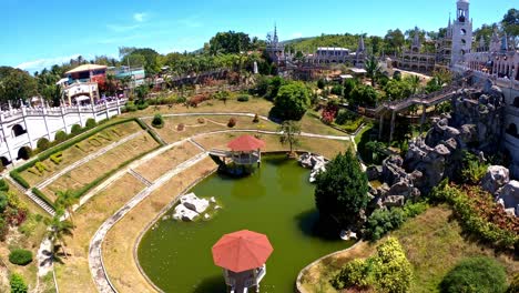 Vista-Estable-Del-Estanque-De-Agua-Verde-En-El-Centro,-Rodeado-Por-La-Hermosa-Estructura-De-La-Histórica-Catedral-Gótica-Iglesia-Simala-En-Cebu,-Filipinas