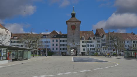 Zeitrafferaufnahme-Des-Berühmten-Bieltor-Architekturtors-Und-Sich-Schnell-Bewegender-Wolken-Im-Hintergrund,-Schweiz