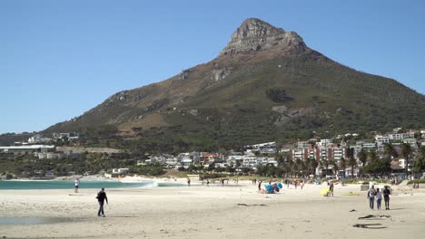 Camps-Bay-Beach-Con-Impresionante-Cabeza-De-León-En-El-Fondo,-Ciudad-Del-Cabo