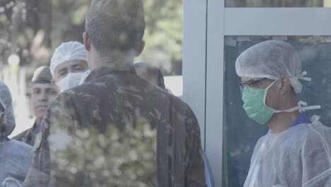 Médicos,-Enfermeras-Y-Cirujanos-Esperan-Afuera-De-Un-Hospital-Contaminado-Con-El-Ejército-Brasileño