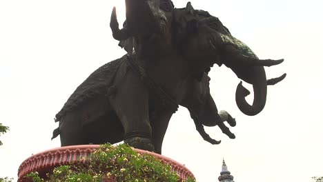 La-Atmósfera-Fuera-Del-Museo-De-Erawan,-La-Cámara-Se-Desplaza-Desde-Un-Lado-Y-Se-Mueve-Hacia-Arriba-En-El-Enorme-Elefante-De-Erawan-Con-Tres-Cabezas