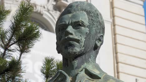 Petofi-Statue-Vor-Dem-Komödientheater-Von-Budapest