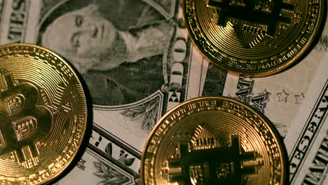 Grupo-De-Pila-De-Dinero-De-Un-Dólar-Estadounidense-Y-Bitcoins,-Vista-Superior-De-Textura-De-Fondo