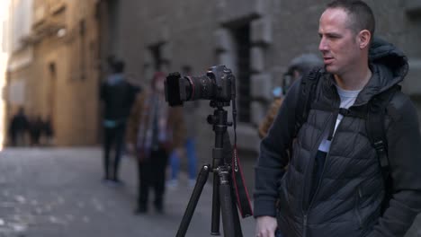 Fotógrafo-Masculino-Con-Cámara-Dslr-En-ángulo-De-Control-De-Trípode-En-La-Escena-De-La-Ciudad