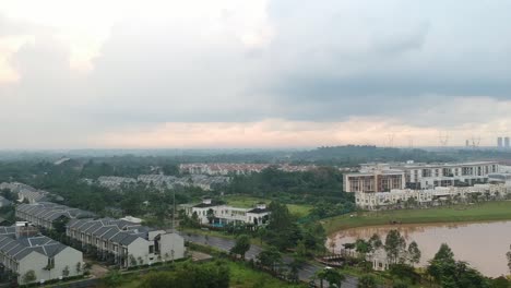 Casas-Residenciales-Al-Lado-De-Un-Lago-Contaminado-En-La-Antena-De-Tangerang