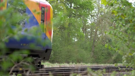 Vagones-De-Tren-Del-Suroeste-Que-Viajan-Rápido-Por-Ferrocarril,-Cámara-Lenta