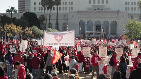 Gran-Multitud-Vibrante-En-La-Huelga-De-Maestros-De-Lausd,-Frente-Al-Edificio-Del-Ayuntamiento